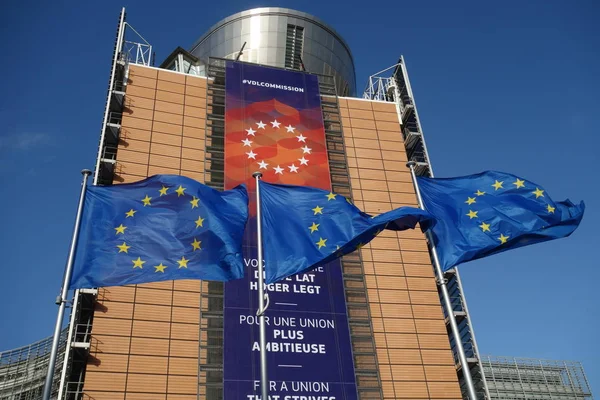 Bruselas Bélgica Diciembre 2019 Banderas Unión Europea Ondeando Frente Edificio —  Fotos de Stock