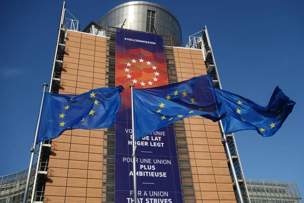 Brusel Belgie Prosince 2019 Vlajky Evropské Unie Vlající Před Budovou — Stock fotografie
