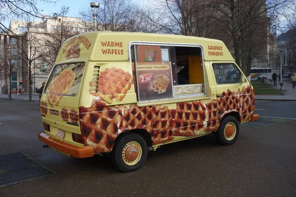 Bruselas Bélgica Diciembre 2019 Belgian Waffle Truck Food Truck Selling — Foto de Stock