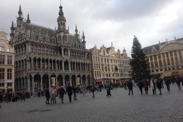 ベルギーのブリュッセル 2019年12月24日 豪華なギルドホールや市庁舎 国王の家やパンハウスに囲まれたブリュッセルの中央広場であるグランドプレイスまたはグロートマーク — ストック写真