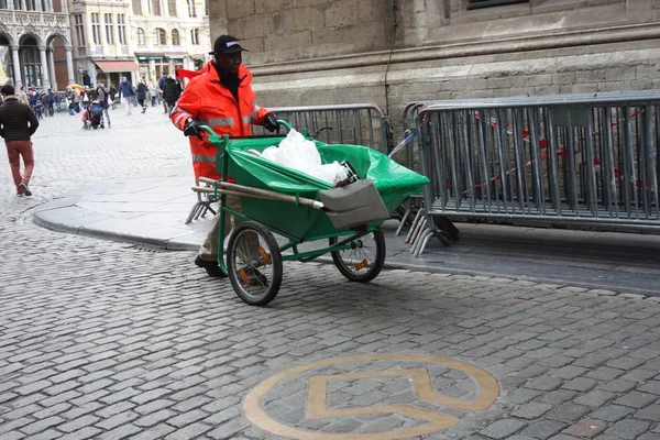 Bruselas Bélgica Diciembre 2019 Barredora Negra Limpia Las Calles Del —  Fotos de Stock