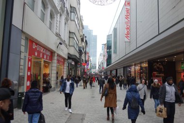 Brüksel, Belçika - 24 Aralık 2019: Belçika 'nın başkenti Rue Neuve veya Nieuwstraat' ta yayalar arasında yürüyen kalabalık