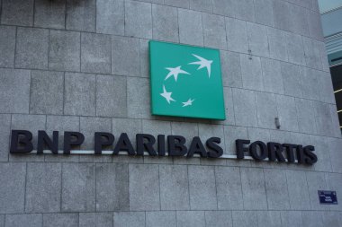 Brüksel, Belçika - 24 Aralık 2019: Bnp Paribas Fortis banka şubesi. Bnp Paribas Fortis Belçika merkezli uluslararası bir bankadır ve Bnp Paribas 'ın yan kuruluşudur.