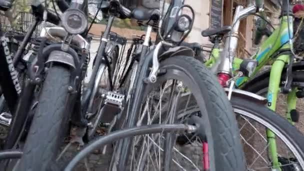 Berlin Tyskland December 2019 Många Cyklar Parkerade Utanför Cykelaffär — Stockvideo