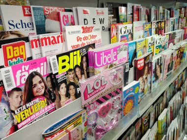 Brüksel, Belçika - 21 Aralık 2019: Belçika ve Fransız dergilerinin kapak sayfaları bir stantta satışa sunuldu