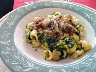 Geleneksel İtalyan yemeği, Apulia orecchiette makarnasından cime di rapa, rapini, ayrıca şalgam ve pastırma da denir.