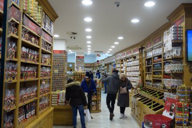 Brüksel, Belçika - 26 Aralık 2019: Çikolata dükkanının içi. Belçika çikolatalarıyla ünlüdür.