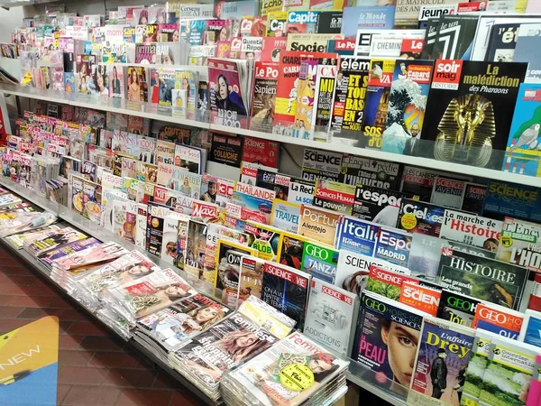ブリュッセル ベルギー 2019年12月21日 ニューススタンドのインテリア スタンドで販売するために表示されるベルギーとフランスの雑誌の表紙 — ストック写真