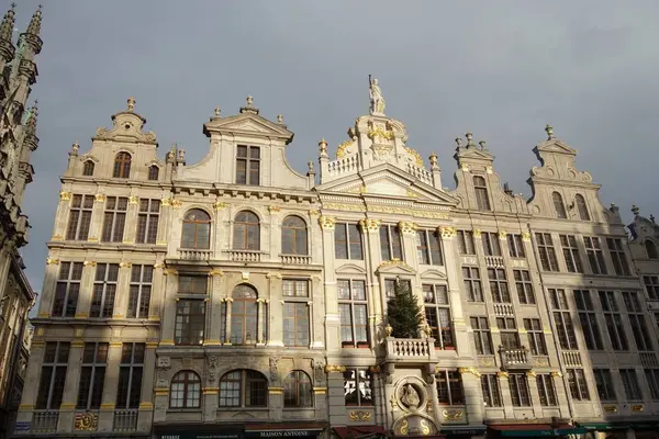 ベルギーのブリュッセル 2019年12月26日 豪華なギルドホールや市庁舎 国王の家やパンハウスに囲まれたブリュッセルの中央広場であるグランドプレイスまたはグロートマーク — ストック写真