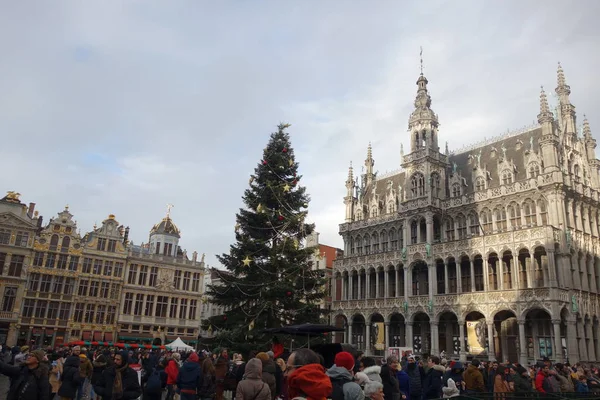 ベルギーのブリュッセル 2019年12月26日 豪華なギルドホールや市庁舎 国王の家やパンハウスに囲まれたブリュッセルの中央広場であるグランドプレイスまたはグロートマーク — ストック写真