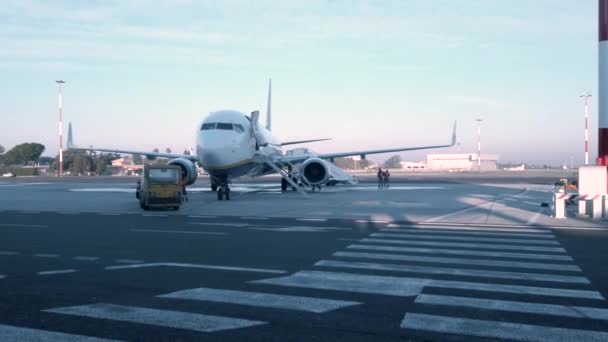 Fiumicino Italy January 2020 Airport Runway Cargo Car Carrying Passengers — Stockvideo