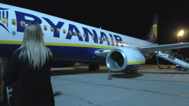 Berlin Germany January 2020 Passengers Boarding Ryanair Jet Aircraft Night — Vídeos de Stock
