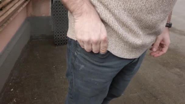 Mittelloser Mann Jeans Zeigt Seine Leeren Taschen — Stockvideo
