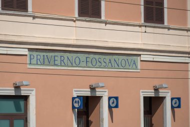 Priverno - Fossanova tren istasyonu tabelası, Lazio, İtalya