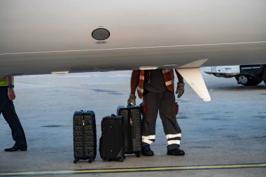 Uçağa binen yolcuların bavullarının kesilmiş görüntüsü.