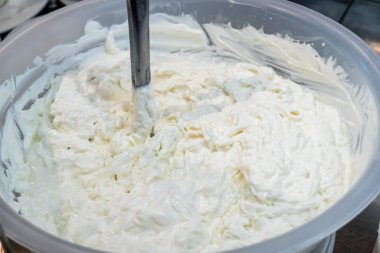 Stracciatella di bufala, İtalyan bufalosundan üretilen peynir.