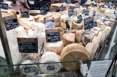 Roma, İtalya - 16 Ocak 2020: İtalyan Pecorino peyniri satılık, geleneksel peynir