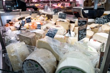 Roma, İtalya - 16 Ocak 2020: İtalyan Pecorino peyniri satılık, geleneksel peynir