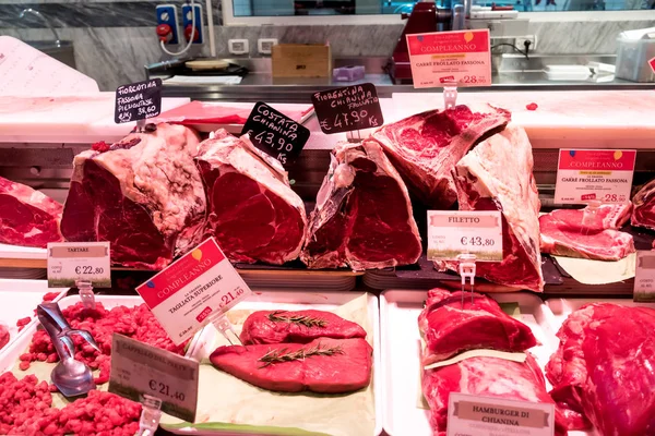 肉屋のカウンターで販売する生肉 — ストック写真
