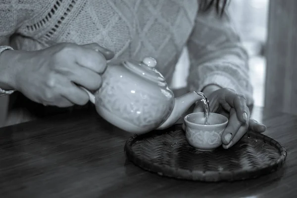 Chinese Tea Ceremony Pouring Green Tea Small Cup Black White — 스톡 사진