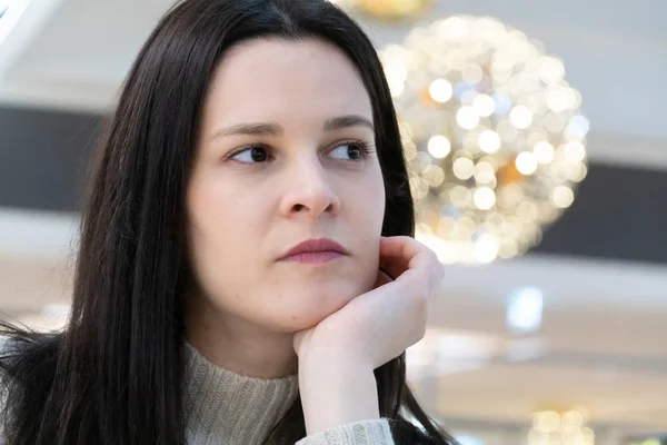 Thoughtful Beautiful Brunette Girl Posing Leaning Her Chin Her Hand — Stock Photo, Image