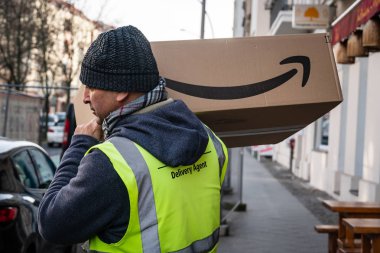 Berlin, Almanya - 27 Ocak 2020: İş vardiyası sırasında Amazon Prime dağıtımcısı. Amazon bir Amerikan elektronik ticaret şirketidir.
