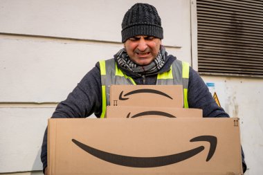 Berlin, Almanya - 27 Ocak 2020: İş vardiyası sırasında Amazon Prime dağıtımcısı. Amazon bir Amerikan elektronik ticaret şirketidir.