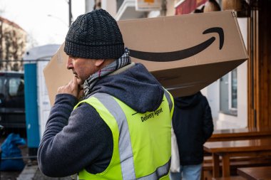Berlin, Almanya - 27 Ocak 2020: İş vardiyası sırasında Amazon Prime dağıtımcısı. Amazon bir Amerikan elektronik ticaret şirketidir.