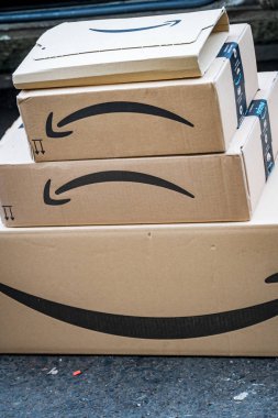 Berlin, Almanya - 27 Ocak 2020: Amazon Prime karton kutular