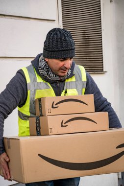 Berlin, Almanya - 27 Ocak 2020: İş vardiyası sırasında Amazon Prime dağıtımcısı. Amazon bir Amerikan elektronik ticaret şirketidir.