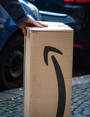 Berlin, Almanya - 27 Ocak 2020: İş vardiyası sırasında Amazon Prime dağıtımcısı. Amazon bir Amerikan elektronik ticaret şirketidir.