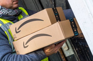 Berlin, Almanya - 27 Ocak 2020: İş vardiyası sırasında Amazon Prime dağıtımcısı. Amazon bir Amerikan elektronik ticaret şirketidir.