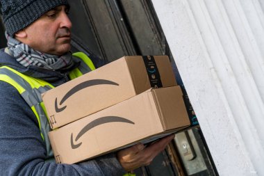 Berlin, Almanya - 27 Ocak 2020: İş vardiyası sırasında Amazon Prime dağıtımcısı. Amazon bir Amerikan elektronik ticaret şirketidir.