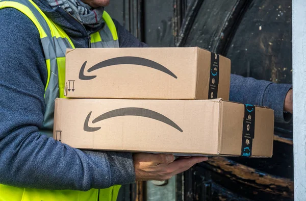 Berlin, Almanya - 27 Ocak 2020: İş vardiyası sırasında Amazon Prime dağıtımcısı. Amazon bir Amerikan elektronik ticaret şirketidir.