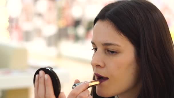 Touch Mooie Jonge Brunette Vrouw Het Aanbrengen Van Lippenstift — Stockvideo