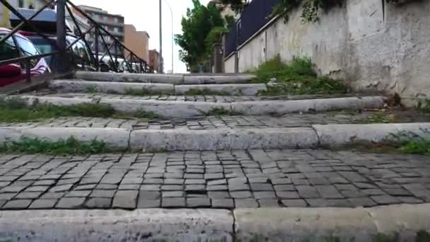 Subiendo Sendero Escaleras Urbanas — Vídeos de Stock