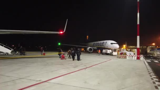 Rome Italy Januari 2020 Penumpang Naik Pesawat Ryanair Jet Pada — Stok Video