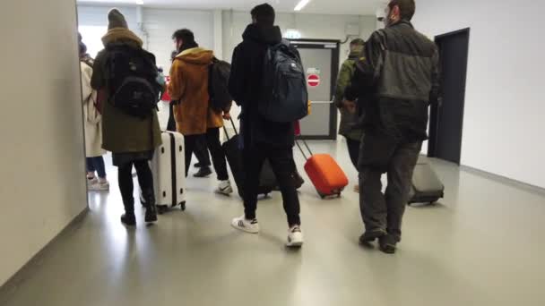 Rome Italie Janvier 2020 Passagers Retournés Aéroport Marchant Dans Leurs — Video