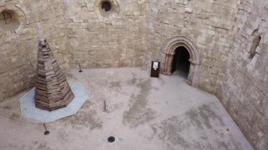 Castel del Monte, 13. yüzyıldan kalma kale ve kale güneydoğu İtalya 'nın Apulia bölgesinde Andria' da bir tepenin üzerinde yer alıyor. Kale, her köşesinde sekizgen kulesi olan sekizgen bir prizma.