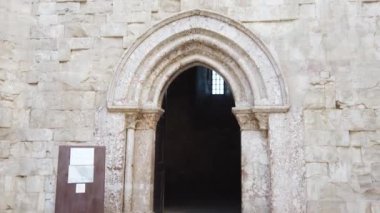 Castel del Monte, 13. yüzyıldan kalma kale ve kale güneydoğu İtalya 'nın Apulia bölgesinde Andria' da bir tepenin üzerinde yer alıyor. Kale, her köşesinde sekizgen kulesi olan sekizgen bir prizma.
