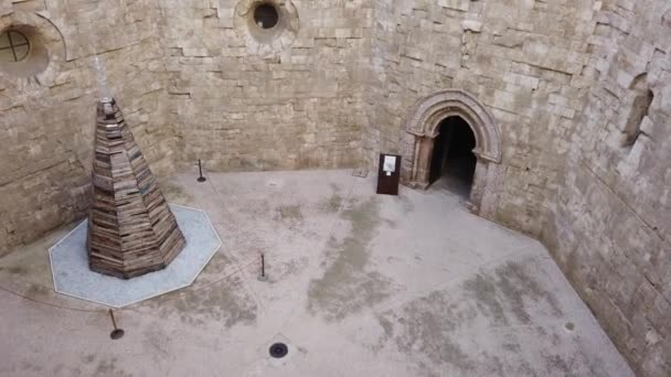 蒙特城堡 Castel Del Monte 13世纪的城堡和城堡 位于意大利东南部阿普利亚地区安德里亚的一座山上 城堡是一个八角形棱镜 每个角落都有八角形塔 — 图库视频影像