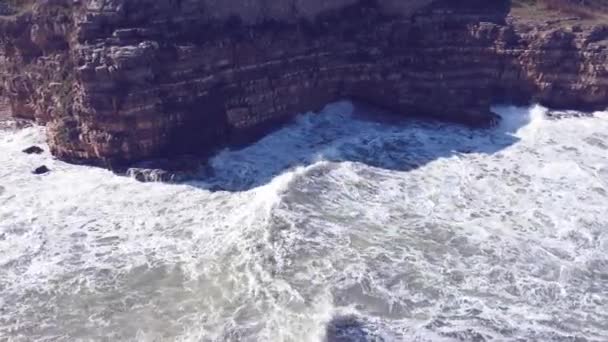 Морские Волны Разбиваются Скалистое Побережье Брызгами Пеной — стоковое видео