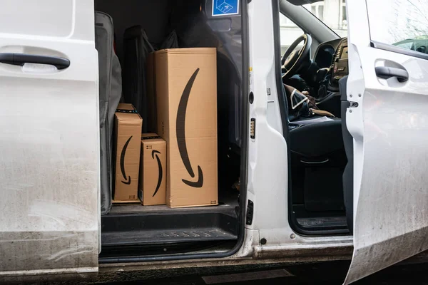 Берлін Німеччина Січня 2020 Amazon Prime Cardboard Box White Deliver — стокове фото