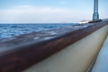 Bir teknenin bulanık deniz manzarası. Seçici odak