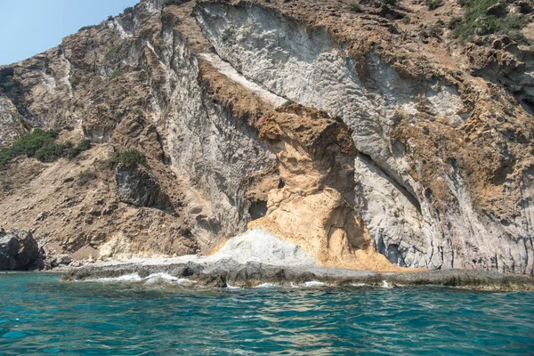 ティレニア海岸 ポンザ イタリアに沿って岩の崖やターコイズブルーの海 — ストック写真