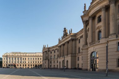Bebelplatz 'da bulunan Humboldt Üniversitesi Hukuk Fakültesi cephesi (eski adıyla Opernplatz), Berlin' in orta Mitte bölgesinde, Almanya 'nın başkenti