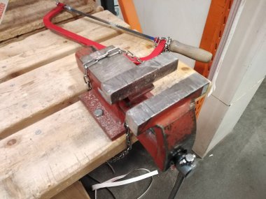 Ahşap bir bankta eski metal mengene