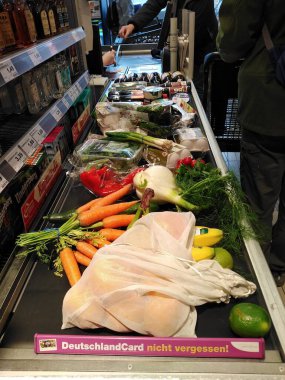 Berlin, Almanya - 17 Şubat 2020: Market alışverişi. Taze meyve ve sebze alıyorum.