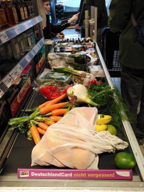 Berlin, Almanya - 17 Şubat 2020: Market alışverişi. Taze meyve ve sebze alıyorum.