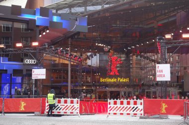 Berlin, Almanya - 22 Şubat 2020: Berlin 'deki Berlinale Palast Cephesi veya Berlin Uluslararası Film Festivali' nin ana mekanı olan 